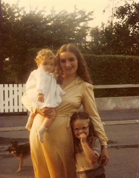 alors j 'ai hesite a mettre cette photo mais je suis po née du saint esprit alors voila ma maman et murielle ma soeur