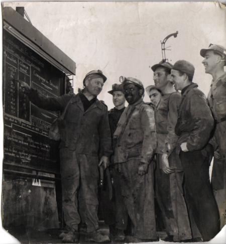 alors le monsieur qui montre du doight c 'etais mon papy (pépé léon) c'etais des courageux les mineurs quand j'ai plus de courage je pense a tous c gens qui on eu un sacree courage