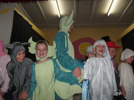 léa au theatre de l 'ecole(le petit dragon vert)