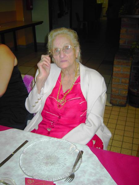 la c est ma grand mere et je lui souhaite de vivre encore lontemp pour le bonheur de ma petite lea